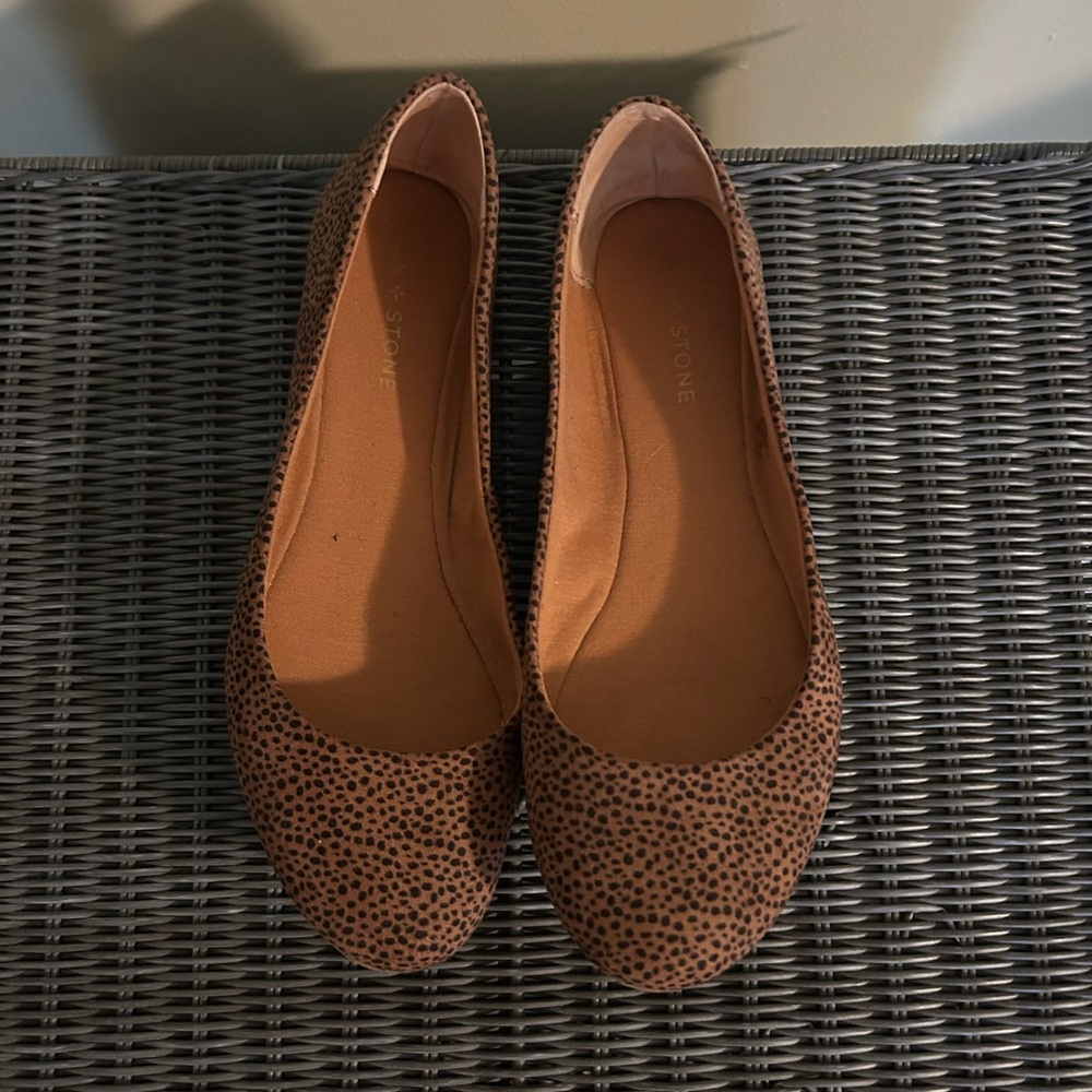 Like new flat shoes camel and black size 9